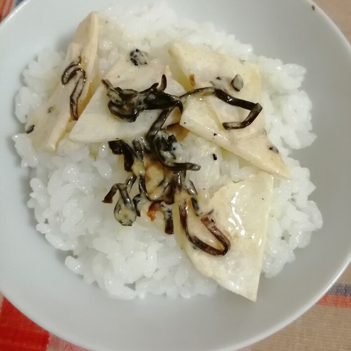 大根と塩昆布とごまとマヨごま油サラダのせご飯